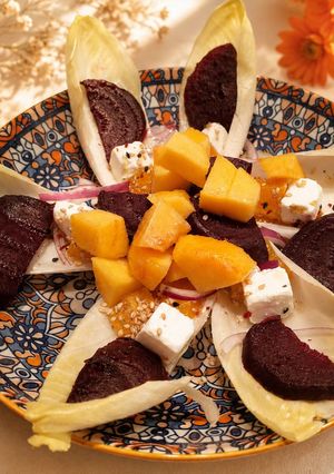 Una foto de Ensalada de endivias con remolacha 🫜, naranja 🍊 melocotón 🍑 y queso feta🧀