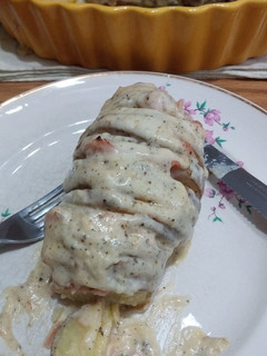 Una foto de Papas rústicas rellenas con salsa blanca 🍽️