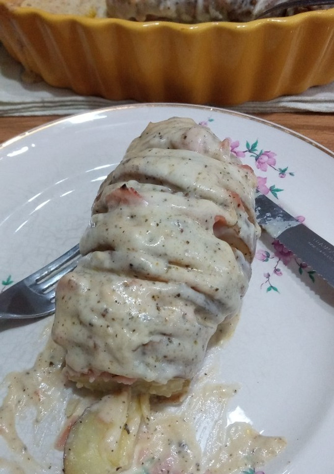 Una foto de Papas rústicas rellenas con salsa blanca 🍽️