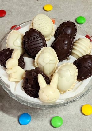 Una foto de 🪺Mini huevitos de Pascua rellenos - Chocolate blanco y pistachos - Chocolate semiamargo con Nutella🪺