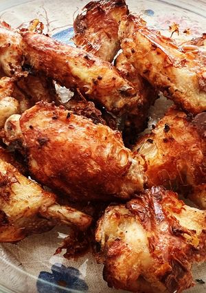 A picture of Crispy Garlic Pepper Air Fried Chicken Wings.