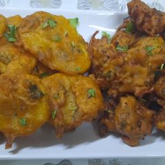 A picture of Piyaz,Aalu,tamater mix pakora and Aalu chips paora.