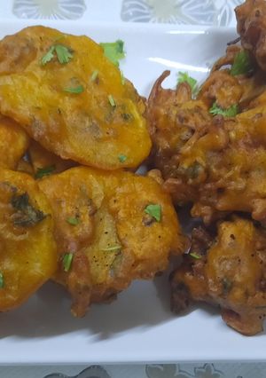 A picture of Piyaz,Aalu,tamater mix pakora and Aalu chips paora.