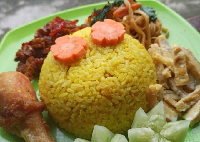 Bagaimana Menyiapkan Nasi kuning Magicom, Lezat
