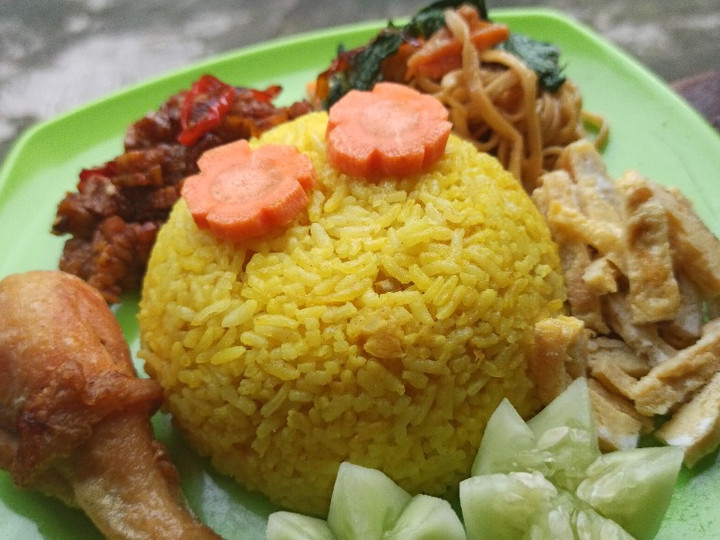 Bagaimana Menyiapkan Nasi kuning Magicom, Lezat