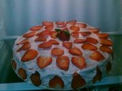Una foto de pastel de fresas con crema