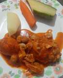 Pollo en salsa de tomate y champiñón