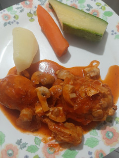 Una foto de Pollo en salsa de tomate y champiñón