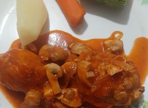 Una foto de Pollo en salsa de tomate y champiñón