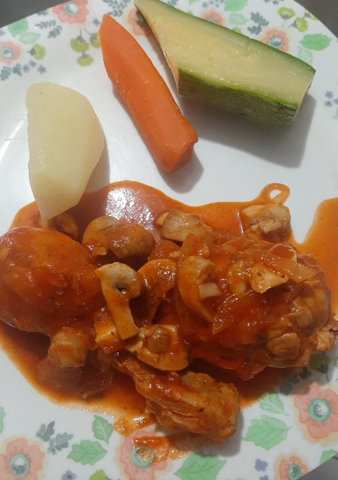 Una foto de Pollo en salsa de tomate y champiñón