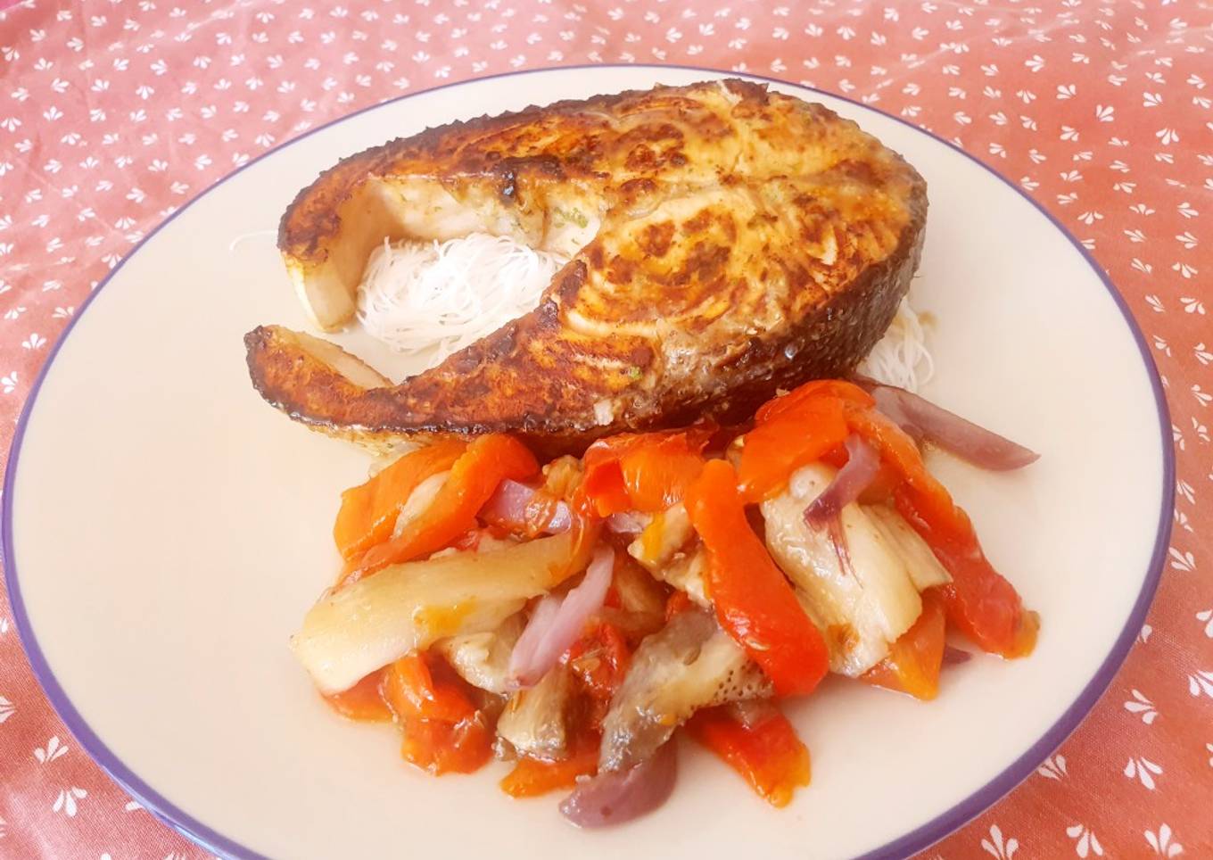Salmón a la plancha con marinado de miso blanco, lima y jengibre