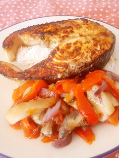 Una foto de Salmón a la plancha con marinado de miso blanco, lima y jengibre