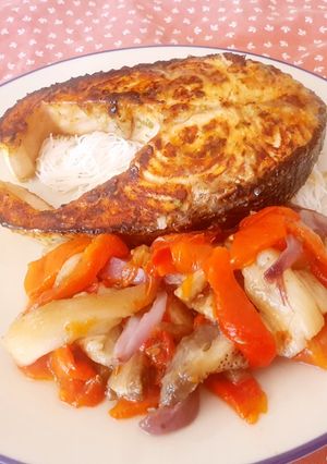 Una foto de Salmón a la plancha con marinado de miso blanco, lima y jengibre