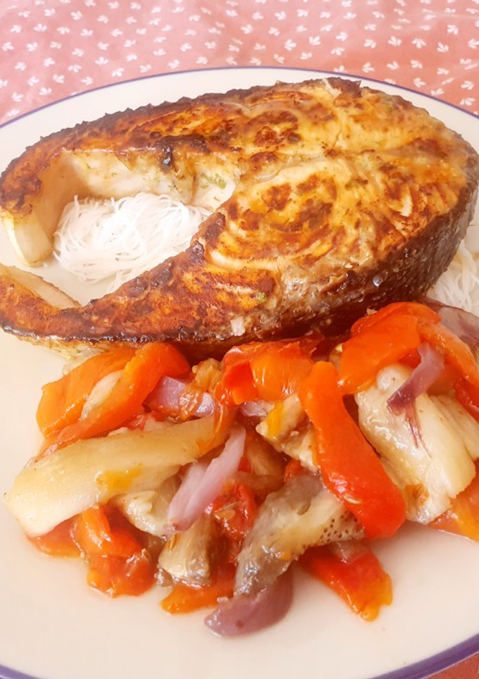 Una foto de Salmón a la plancha con marinado de miso blanco, lima y jengibre