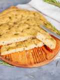 Focaccia de alho, alecrim e flor de sal