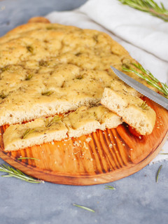 Foto de Focaccia de alho, alecrim e flor de sal