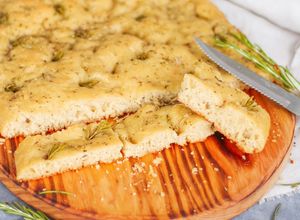 Foto de Focaccia de alho, alecrim e flor de sal