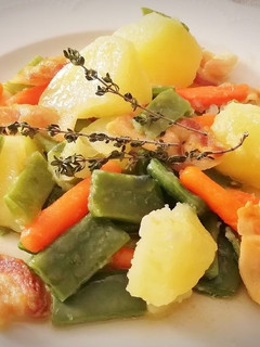 Una foto de Hervido de Judías verdes, Zanahoria y Patatas con Papada ibérica