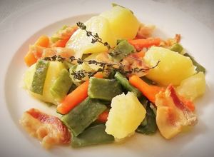 Una foto de Hervido de Judías verdes, Zanahoria y Patatas con Papada ibérica