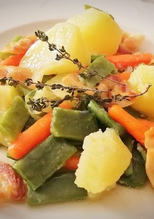 Una foto de Hervido de Judías verdes, Zanahoria y Patatas con Papada ibérica