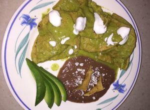 Una foto de Chilaquiles verdes cremosos