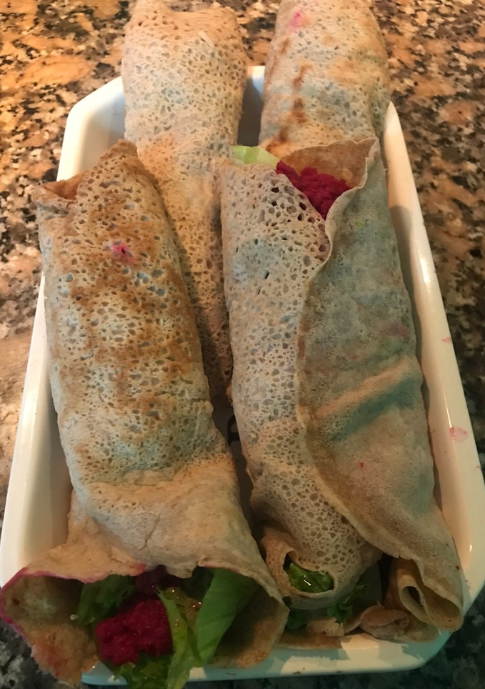 Una foto de Rolls de merluza y remolacha