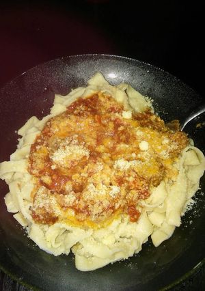 Una foto de Fideos caseros con salsa 🍝