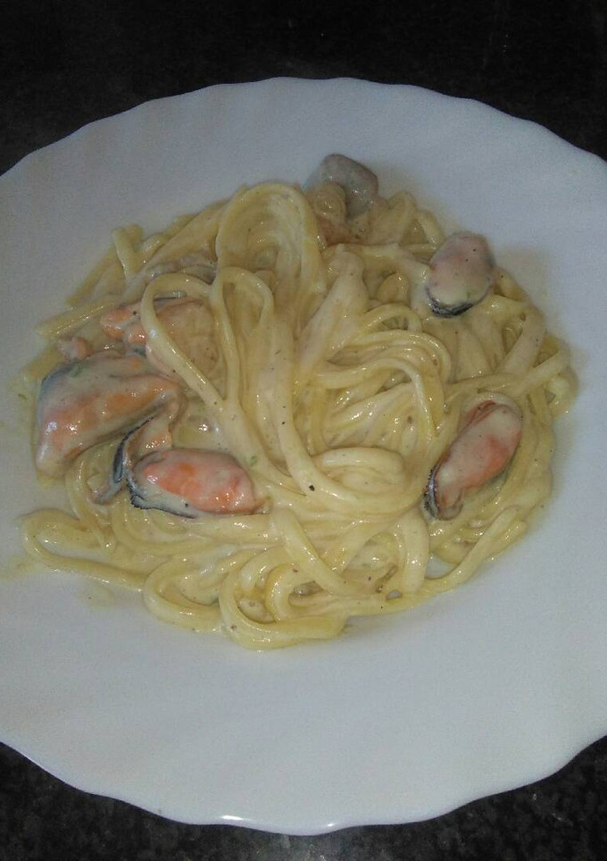 Una foto de Tallarines con marisco y curry