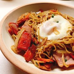 A picture of Yakisoba with sunny side up egg.