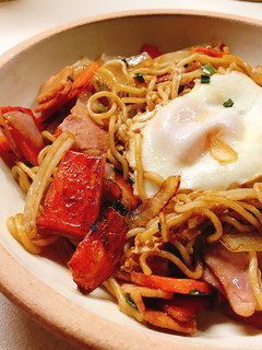 A picture of Yakisoba with sunny side up egg.