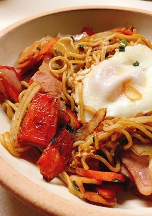 A picture of Yakisoba with sunny side up egg.