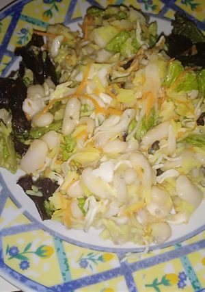 Una foto de Ensalada de porotos blanco y semillas