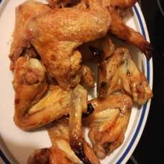 Una foto de Alitas de pollo al grill, tú pones la salsa