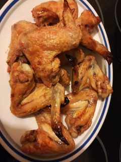 Una foto de Alitas de pollo al grill, tú pones la salsa