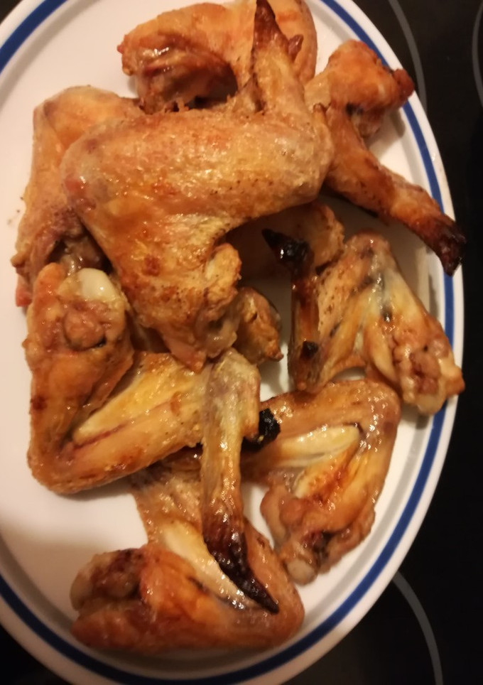 Una foto de Alitas de pollo al grill, tú pones la salsa