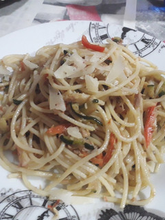 Una foto de Spaguetis con verdura, atún y palitos de cangrejo