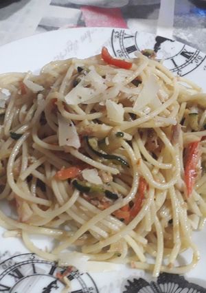 Foto principal de Spaguetis con verdura, atún y palitos de cangrejo