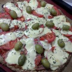 Una foto de Pizza, con base de harina de lino dorado y semillas. 🚫🌾 - Sin TACC - Low Carb-
