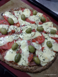 Una foto de Pizza, con base de harina de lino dorado y semillas. 🚫🌾 - Sin TACC - Low Carb-
