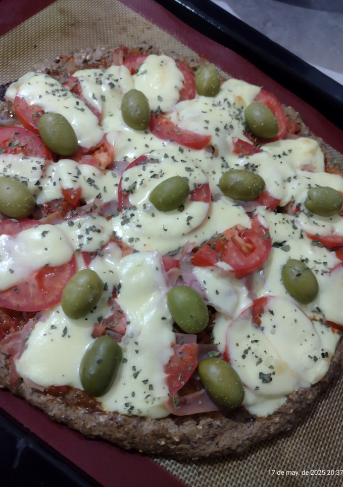 Una foto de Pizza, con base de harina de lino dorado y semillas. 🚫🌾 - Sin TACC - Low Carb-