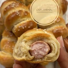 A picture of Hot dog rolls.