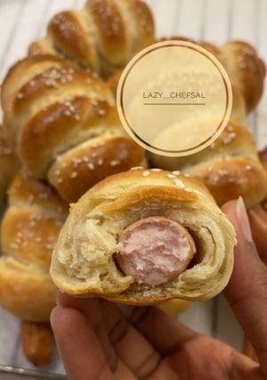 A picture of Hot dog rolls.