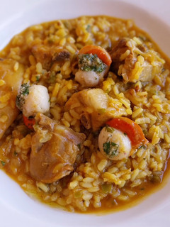 Una foto de Arroz meloso de costillas, calamar y vieiras