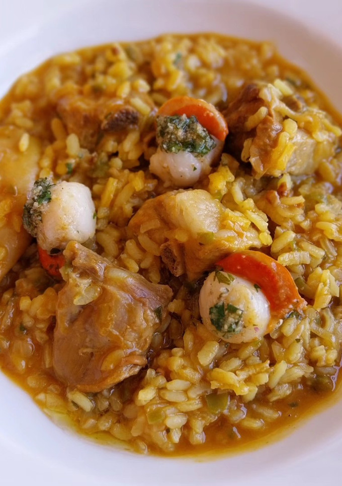 Una foto de Arroz meloso de costillas, calamar y vieiras