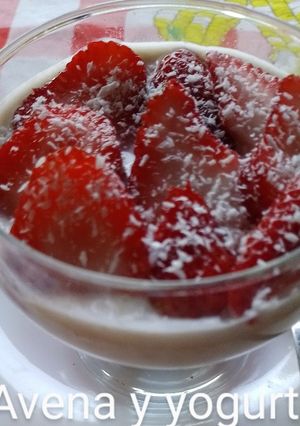 Una foto de Desayuno con avena yogurt y banana🍌