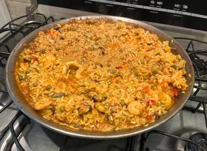 Una foto de Paella de mariscos (congelados)