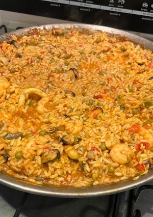 Una foto de Paella de mariscos (congelados)