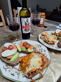 Una foto de Tostadas con Aguacate
