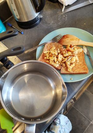 A picture of How to cook eggs without sticking (omelette).