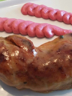 Una foto de Pollo a la pimienta con parmentier de remolacha